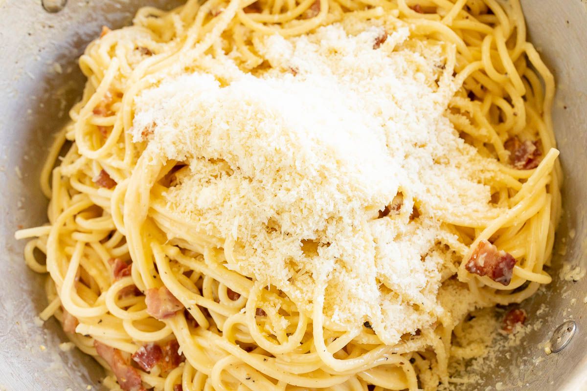 看着银色的锅，里面盛满了意大利面，上面撒着帕尔马干酪gydF4y2Ba
