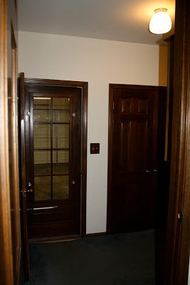 泥房洗房间的拍摄前，门上有深色木质装饰。