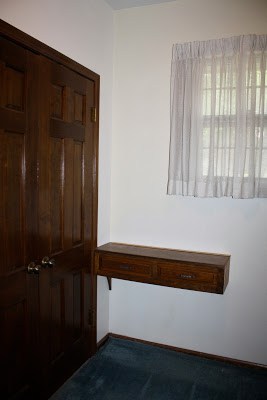 泥房洗房间的拍摄前，门上有深色木质装饰。