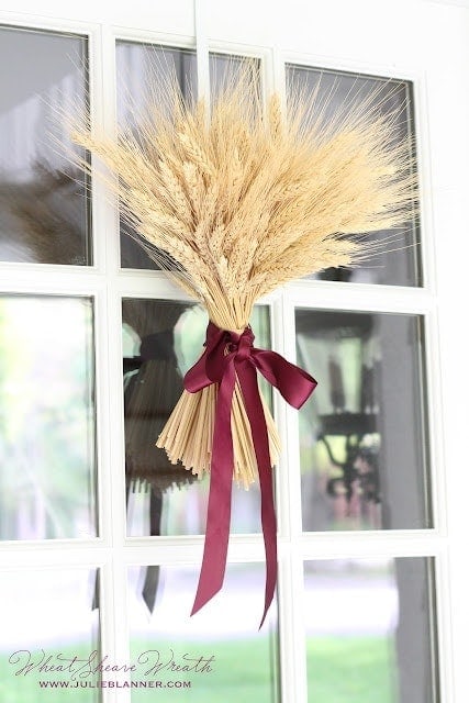 麦子捆在垂悬在门的丝带落叶