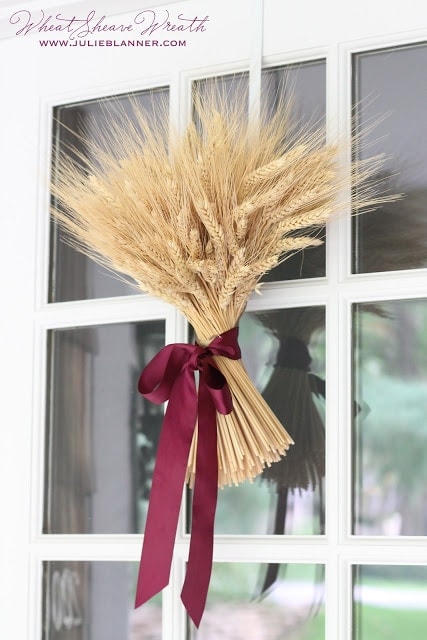 门上挂着一捆麦子，以备秋天之需