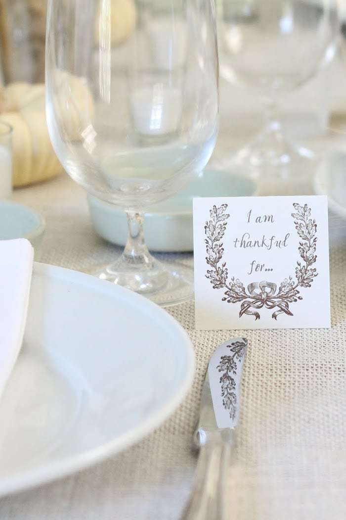 带有白色板块，透明玻璃和一个小地方卡片的感恩桌子，陈述“我很感激”。