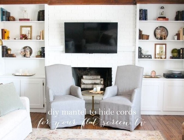 一个装满家具和安装在墙上的平面电视的客厅
