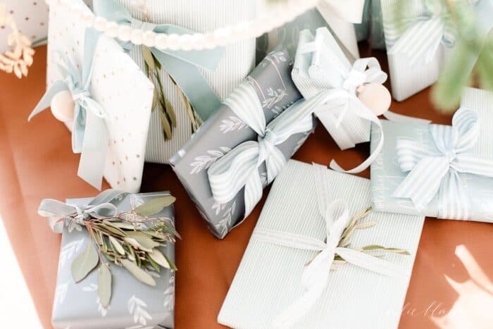 在树下包裹的蓝色和白色被包裹的圣诞节礼物。