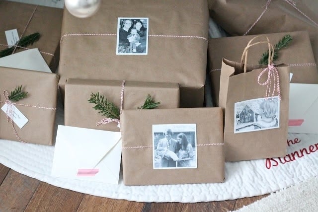 牛皮纸圣诞纸包裹与面包师的麻线捆绑，装饰着老家庭照片。