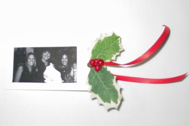 圣诞节礼物包装的照片点缀与红色丝带。
