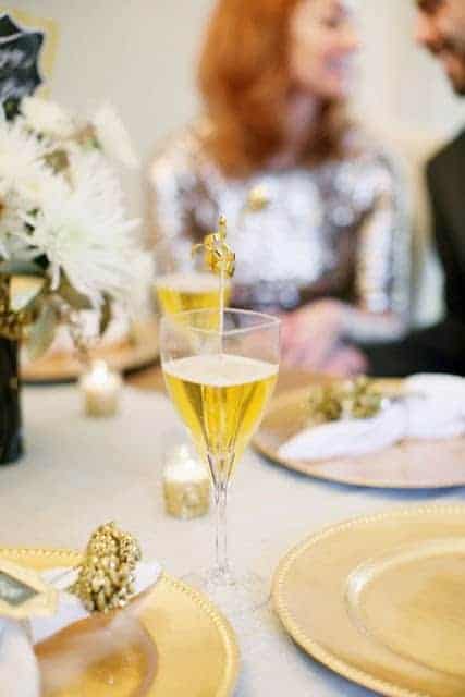 一张桌子，上面戴着香槟酒，新年前夜聚会。