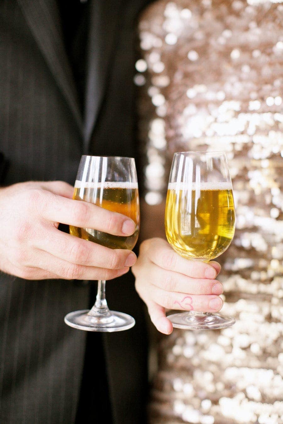 一对夫妇拿着一杯香槟，以举办新年前夜聚会。