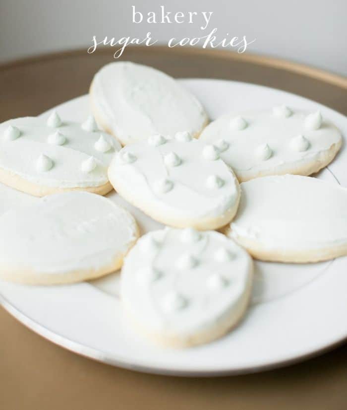一个白色的盘子，里面装满了复活节用的鸡蛋形状的白糖饼干。gydF4y2Ba