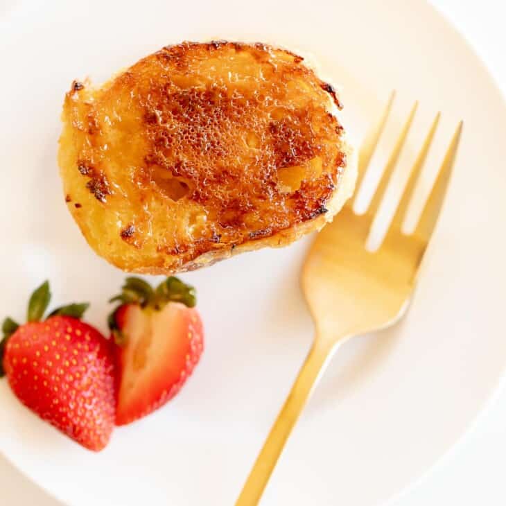 CrèmeBrûlée法国烤面包配草莓和金叉GydF4y2Ba