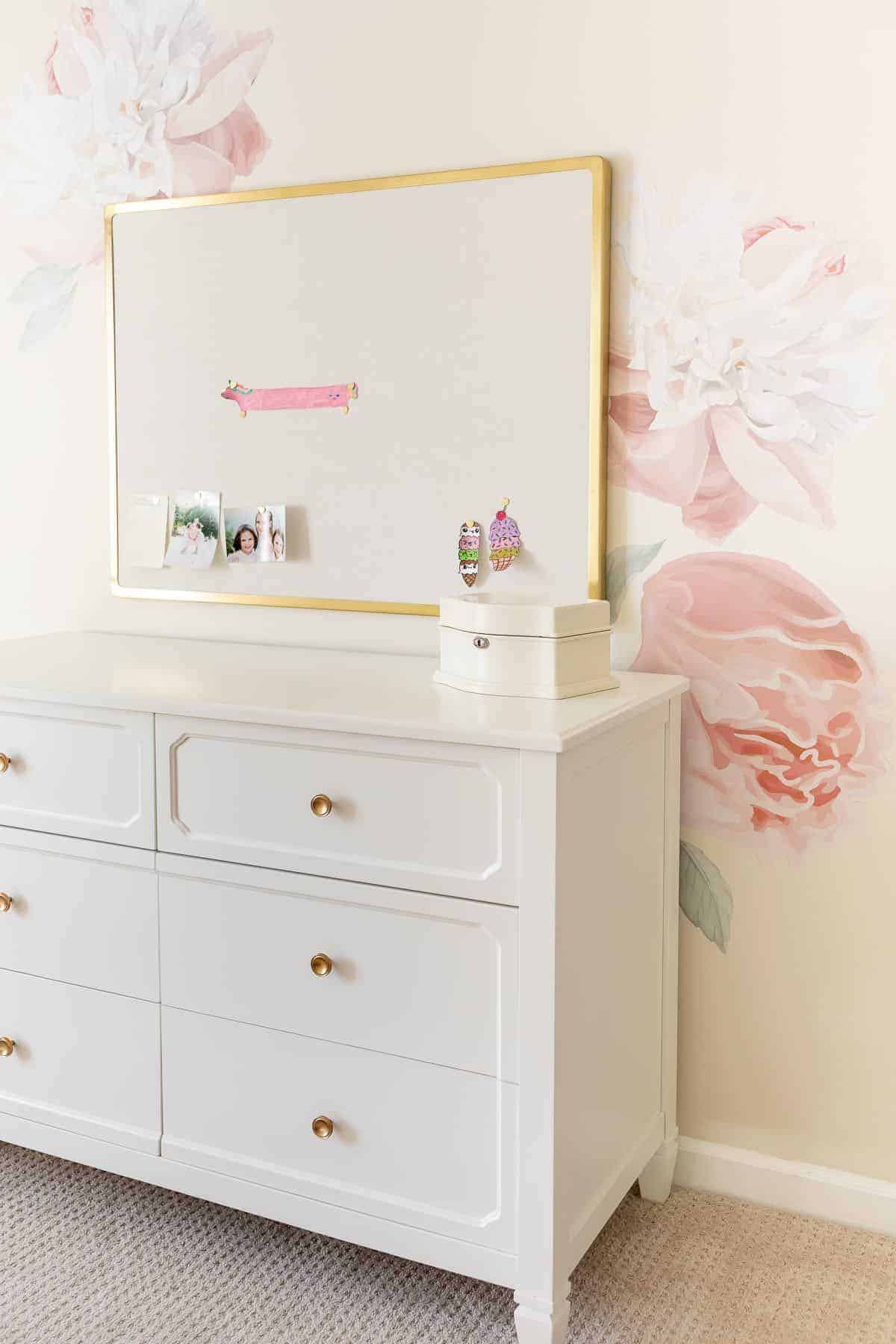 粉红色和金色的少女卧室墙上的花卉贴花。