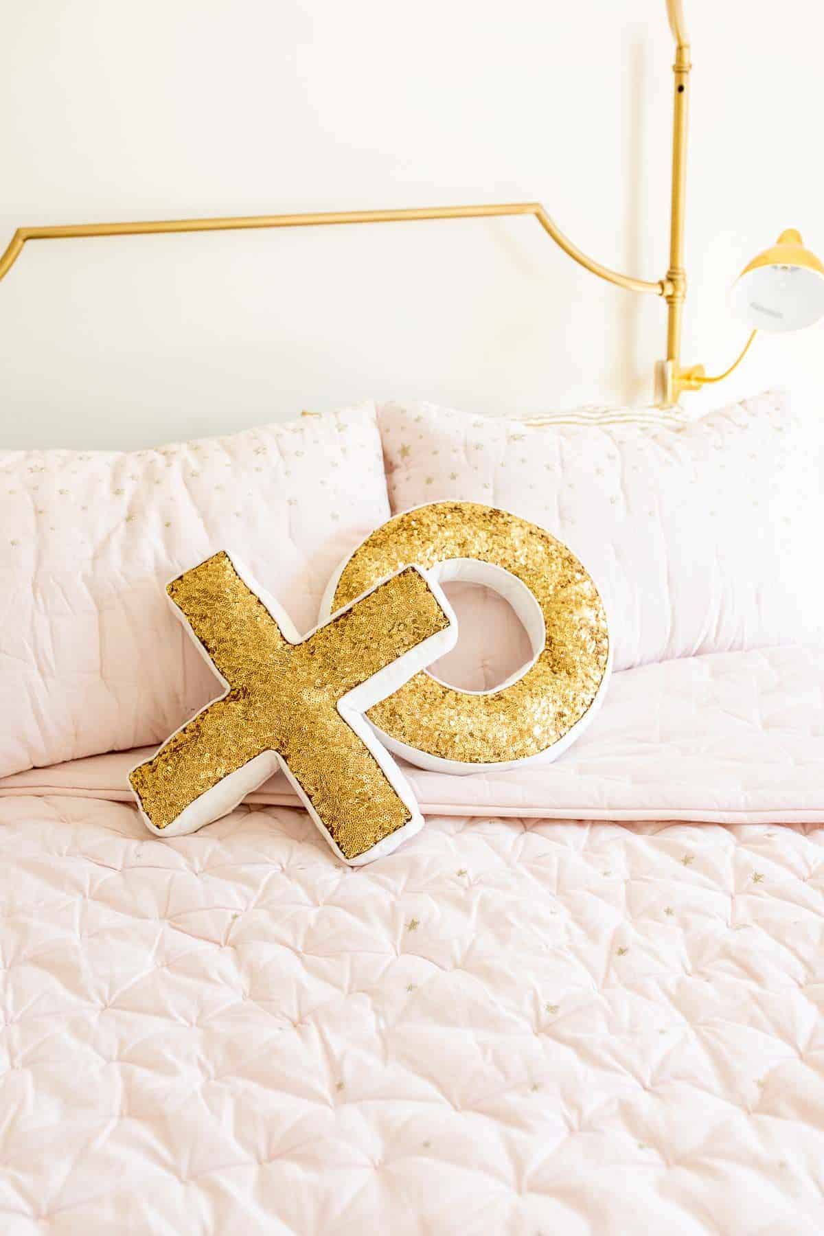 亮片XO金枕头浅粉色床上用品的黄金床。