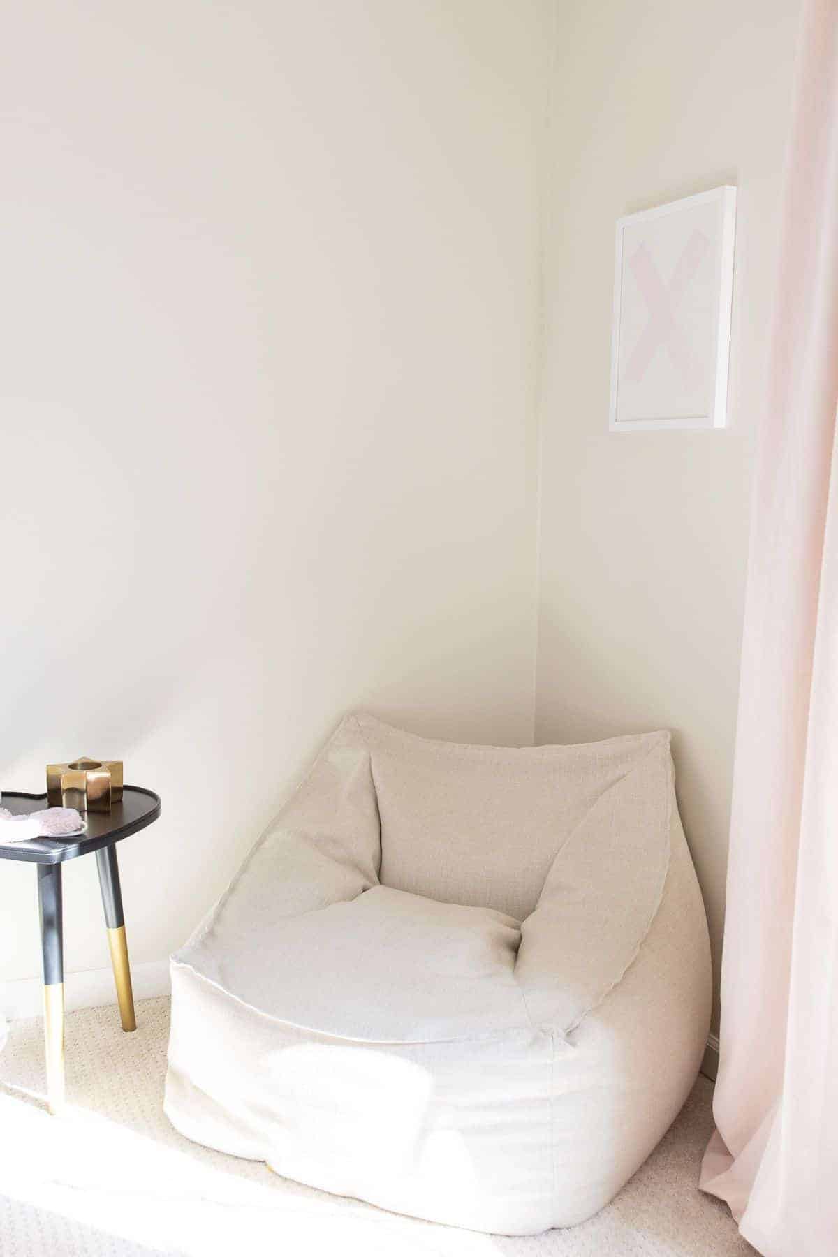 一个青少年卧室的想法，白色躺椅在一个青少年卧室的角落。