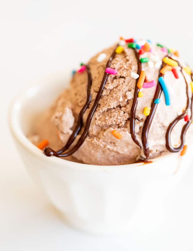 巧克力雪冰淇凌冠上用洒和乳脂软糖在白色碗