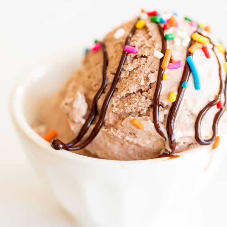 巧克力雪冰淇淋，上面撒上撒上白色碗中的软糖GydF4y2Ba