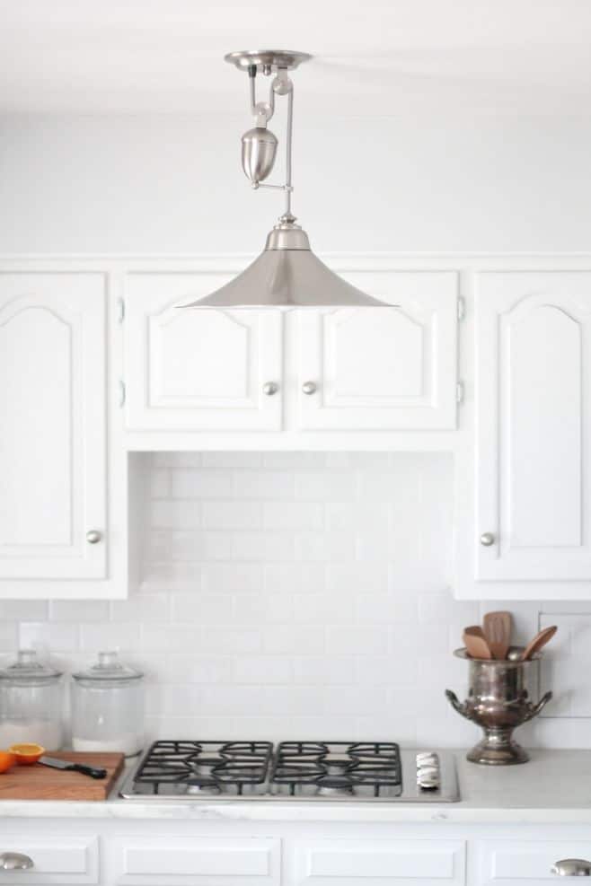 白色低成本厨房装修中的银色灯具。