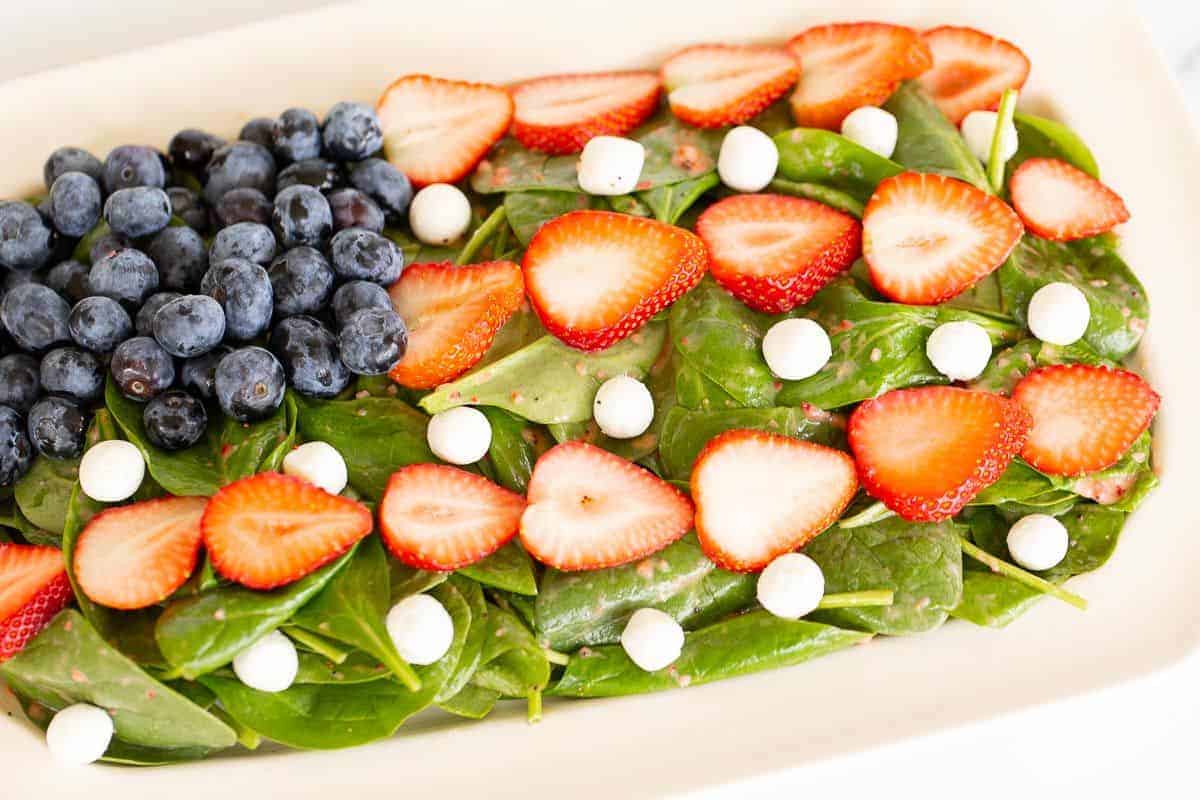 蓝莓草莓沙拉铺在菠菜上，做成旗子的形状。gydF4y2Ba