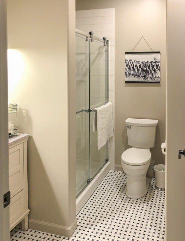 SW无障碍米色小浴室，黑白复古瓷砖地板。