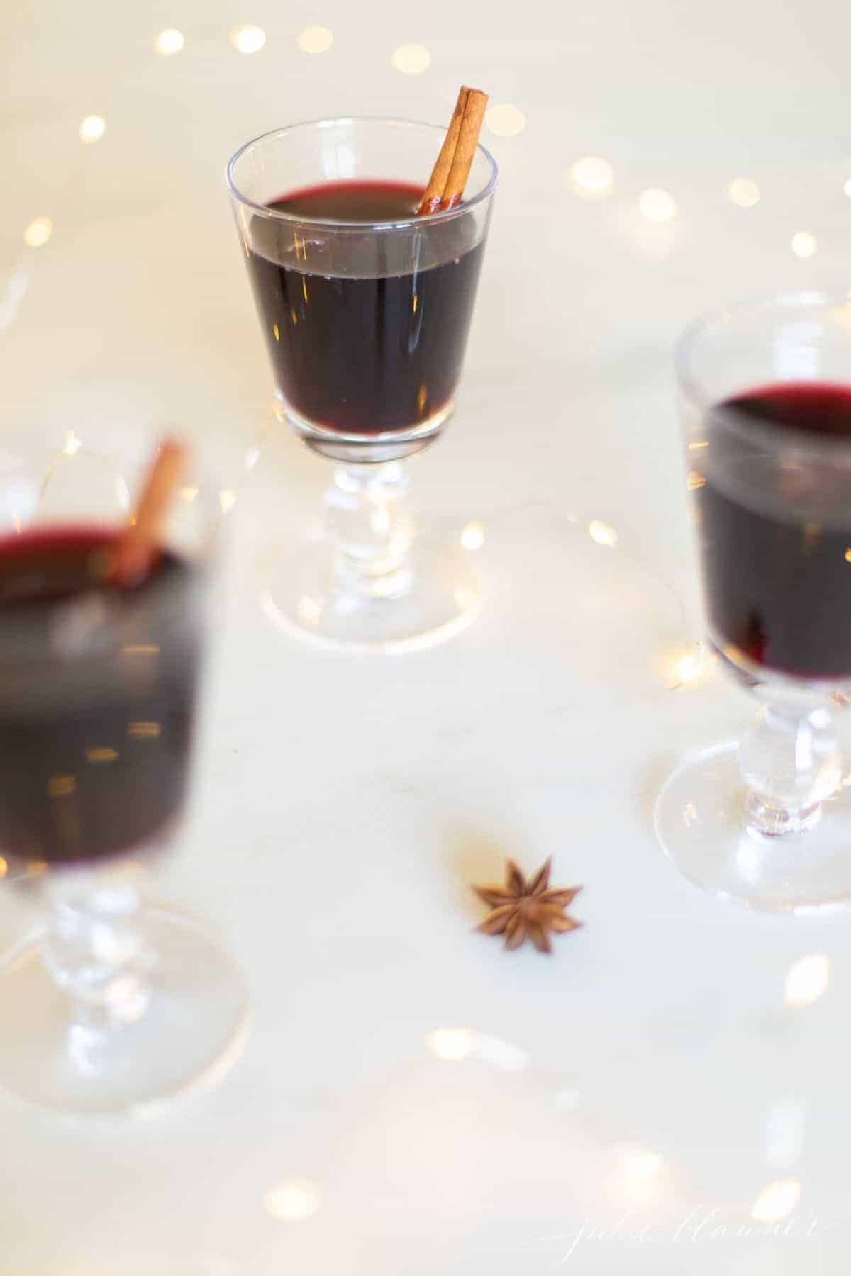 三个装满热红酒的透明玻璃杯，简单的感恩节食谱