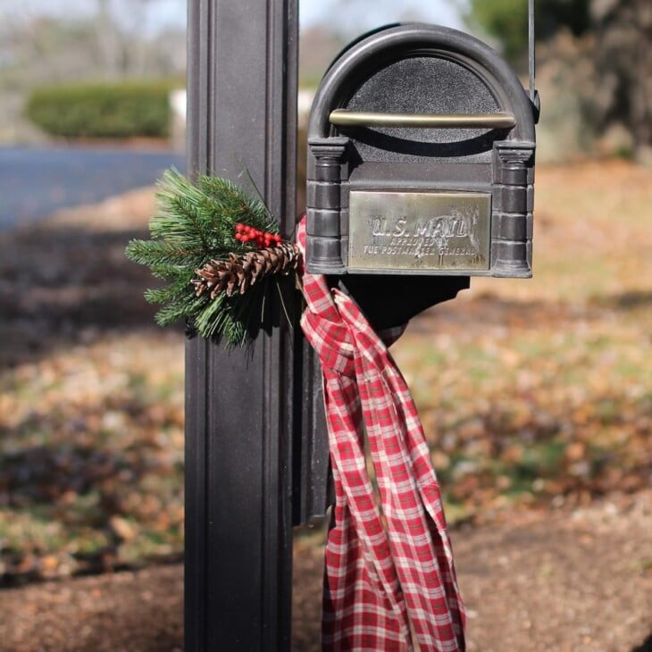 圣诞节邮筒里的礼物和围巾