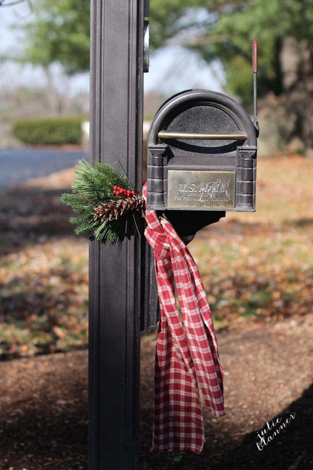 圣诞节邮筒里的礼物和围巾