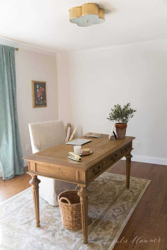 一个配正式木桌和黄铜天花板的办公室。