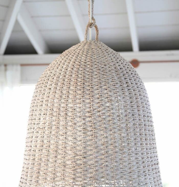 这个户外吊灯是由一个篮子和一个便宜但美丽的灯具组成的