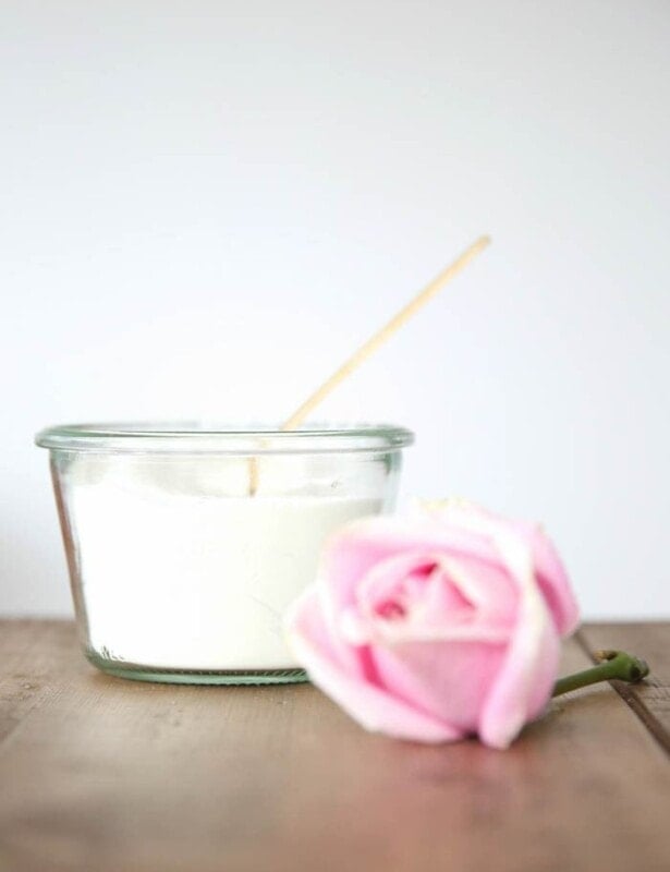 柔软而甜美的玫瑰牛奶浴食谱，非常适合在不到5分钟的时间内给予礼物！