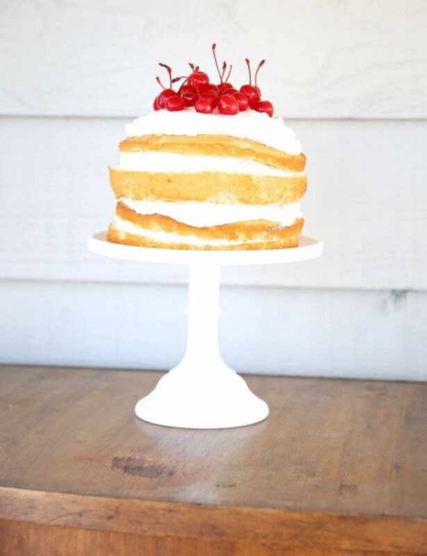 一个毫不费力地美丽的樱桃和奶油蛋糕 - 让简单的细节！