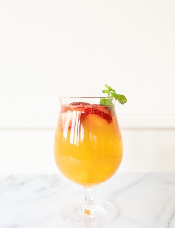 桃子桑格利亚在一杯，装饰用桃子，草莓和薄荷。