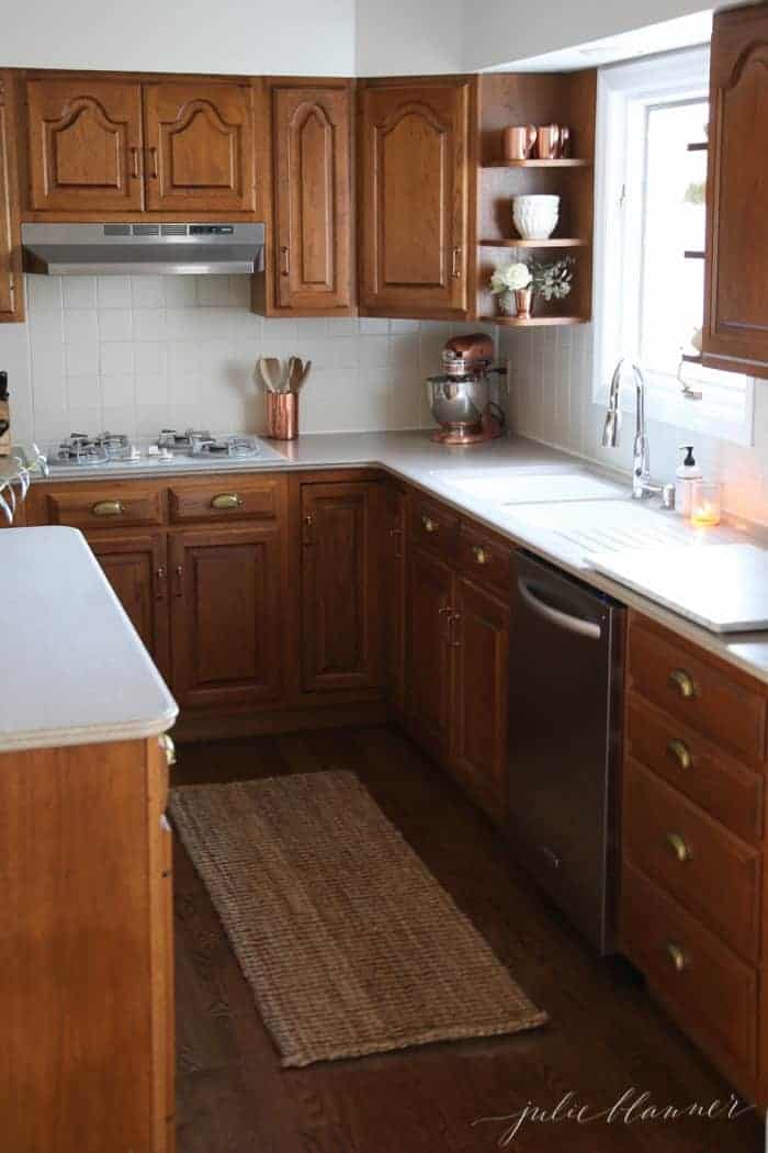 橡木厨房用白色厨房漆进行了翻新，看起来清新而现代。