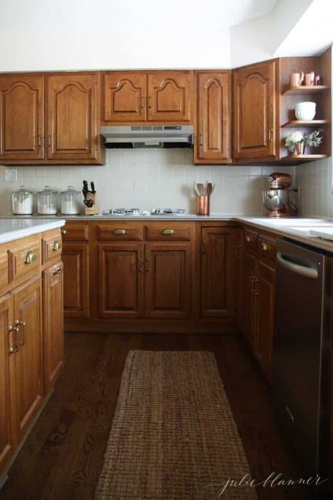橡木厨房用与橡木橱柜相配的油漆颜色进行了更新。德赢备用线路