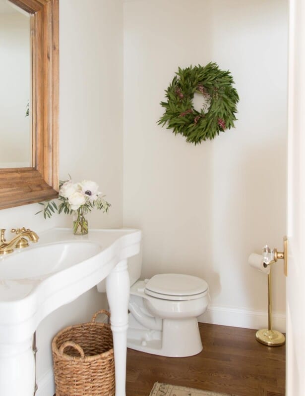 为圣诞节装饰的浴室，带有编织废物basket巴黎水槽和土耳其地毯