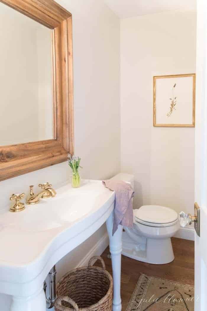 传统浴室带巴黎的水槽和木镜