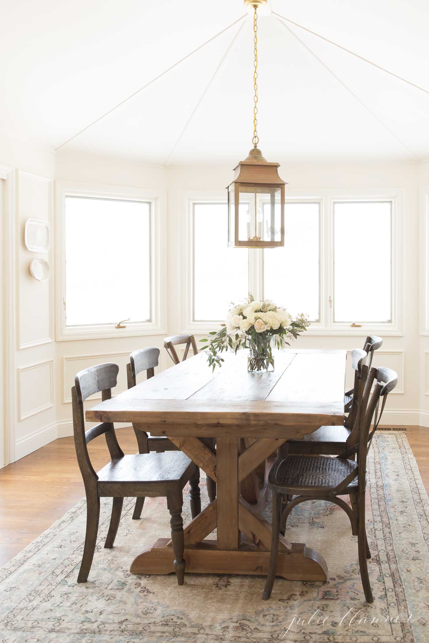 早餐角落的桌子，混合兼收并蓄的木椅和黄铜灯笼挂在上面。