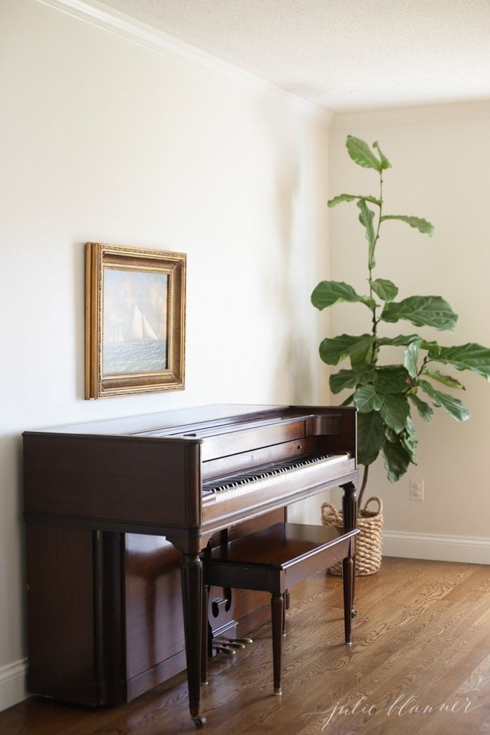 美丽的家庭房间的想法|小提琴FIG钢琴和帆船绘画