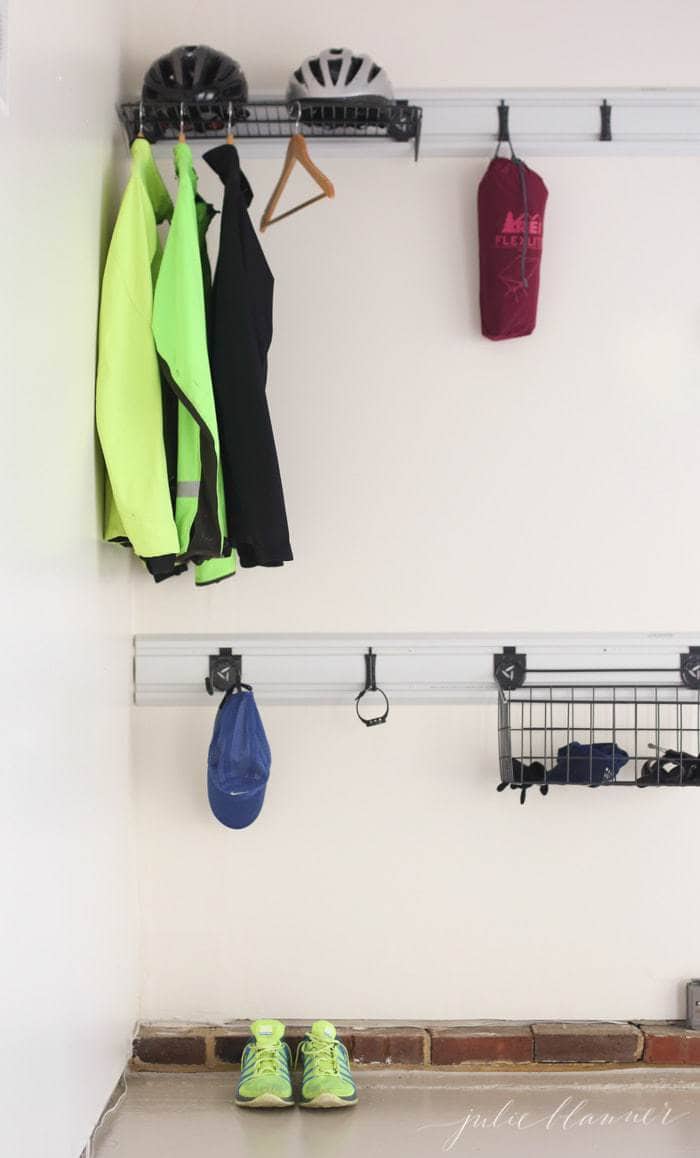 把你的健身装备用一个户外衣橱来整理，而不是用车库来储存和整理