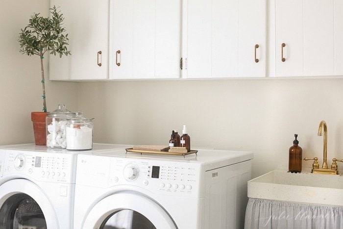 洗衣机和烘干机上面有白色橱柜