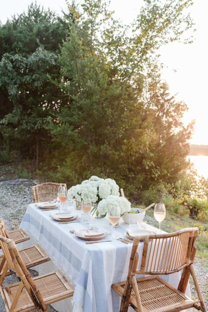 一张桌子设置与水景观的户外用餐。