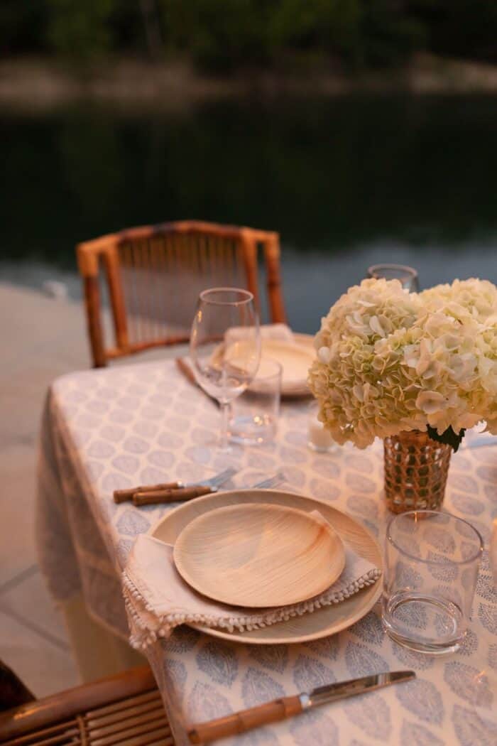 在码头上用藤折叠椅和白花做露天晚餐。