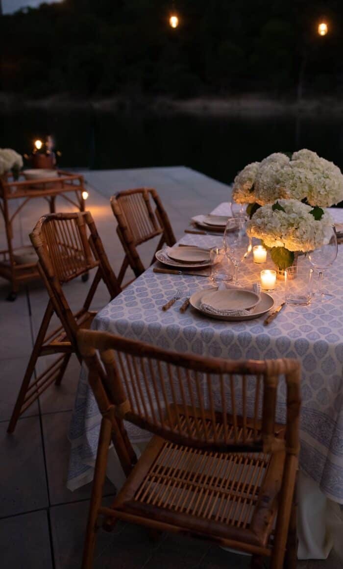 在码头上用藤折叠椅和白花做露天晚餐。