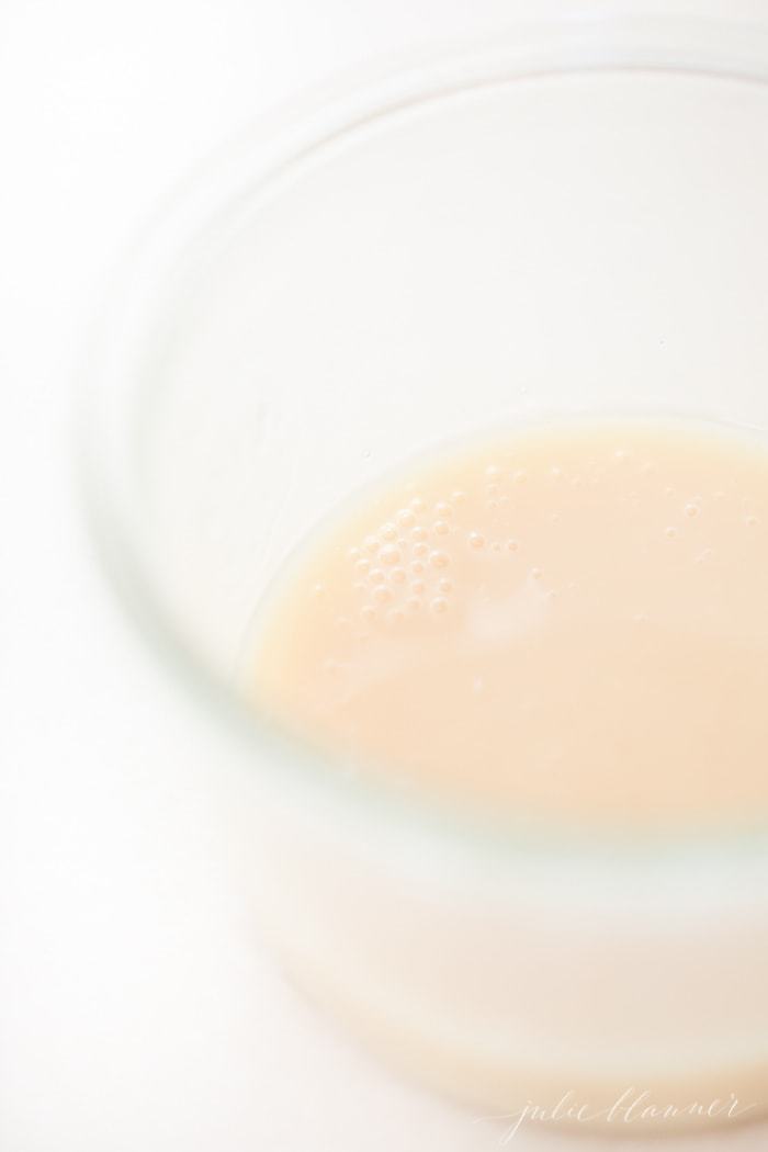 如何让一个自制面膜2简单的成分。学习的好处牛奶和蜂蜜面膜对皮肤和5分钟的食谱!