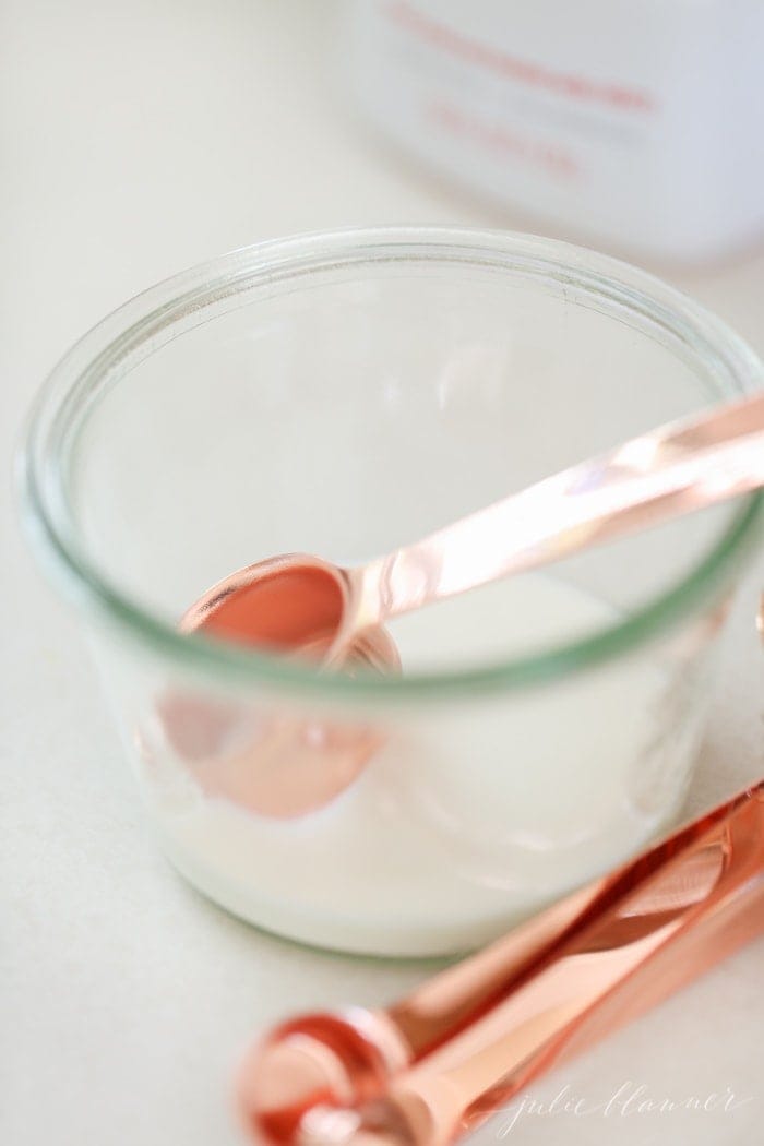 自制牛奶和蜂蜜面膜配方振兴你的皮肤