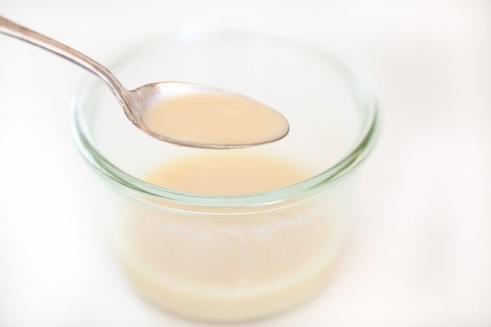 滋润你的皮肤与这个2原料牛奶和蜂蜜面膜配方