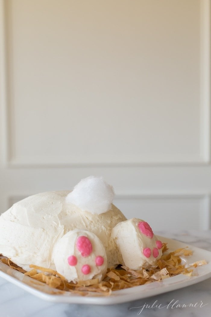 兔子屁股蛋糕放在白色浅盘上，尾巴是用白色棉花糖做的gydF4y2Ba