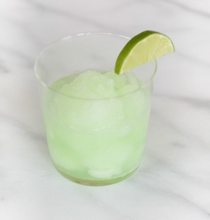 Easy Margarita Float Recipe  - 典型的夏季鸡尾酒