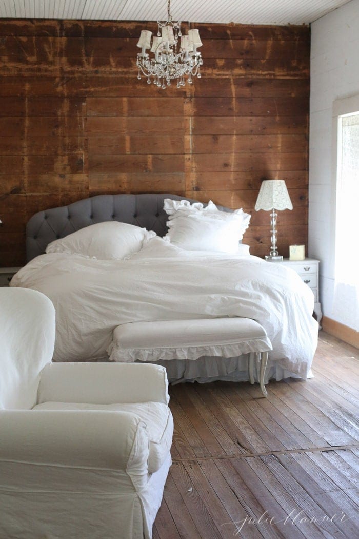 破旧别致的卧室配木墙和浪漫的卧室颜色