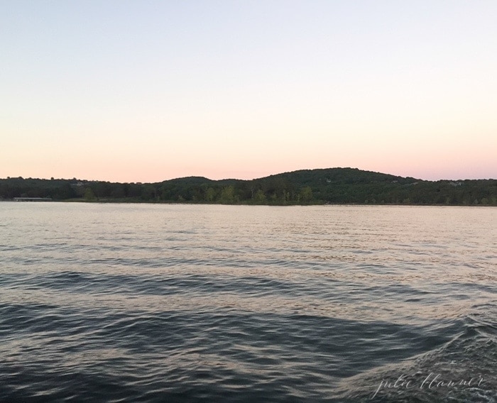 日落时的湖泊和天际线