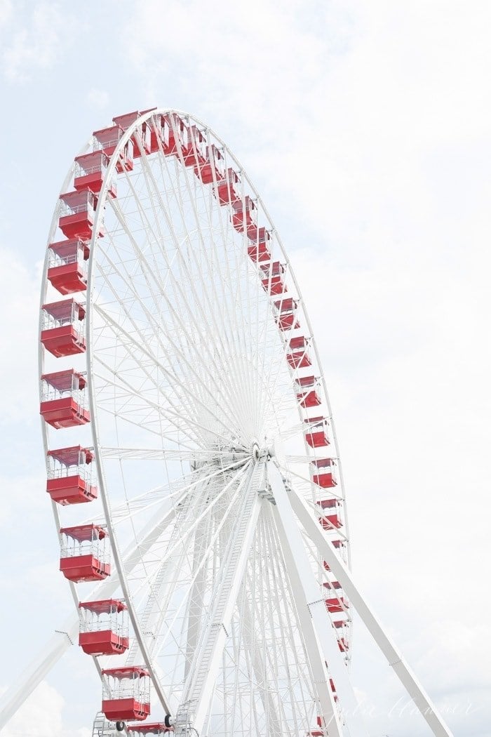 密苏里州布兰森市的红白摩天轮，背景是蓝色的天空。