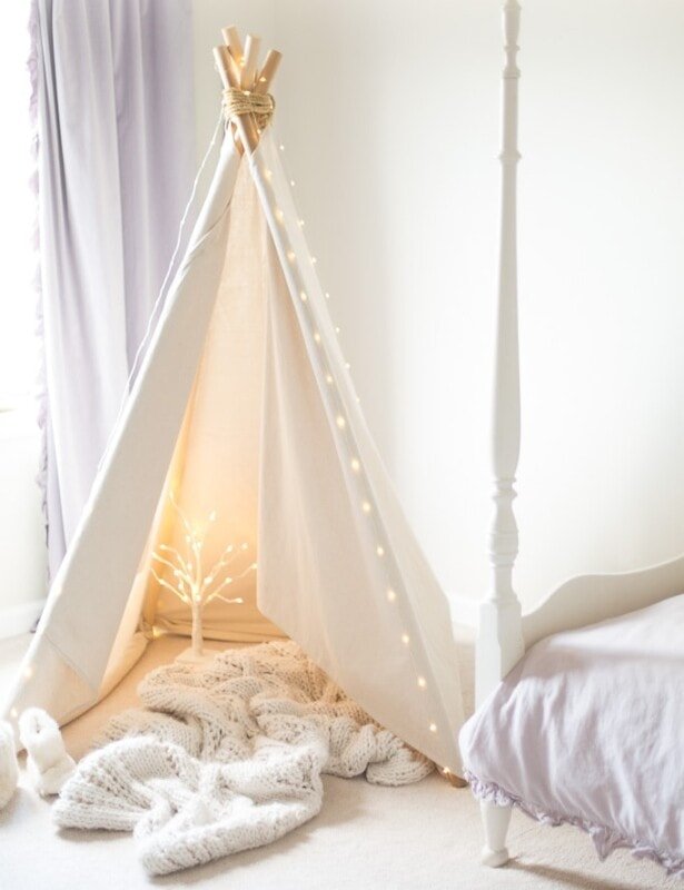 孩子的白色卧室中的白色teepee，里面有一棵白桦树童话浅树